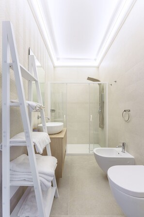 Basic Room | Bathroom | Shower, hydromassage showerhead, hair dryer, bathrobes - Sea More - Rooms (Procida)