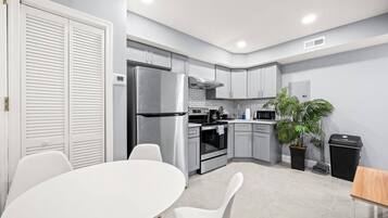 Kylskåp, mikrovågsugn, ugn och spishäll