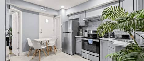 ثلاجة، ميكروويف، فرن، موقد طهي مسطح