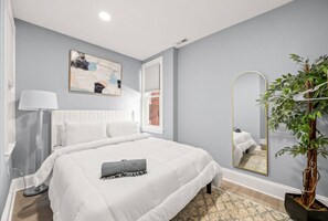 2 bedrooms, desk, iron/ironing board, WiFi