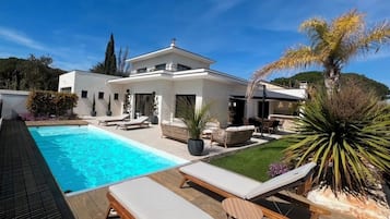 Een verwarmd zwembad