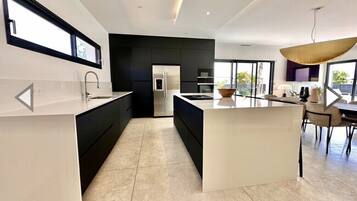 冰箱、微波炉、烤箱、炉灶