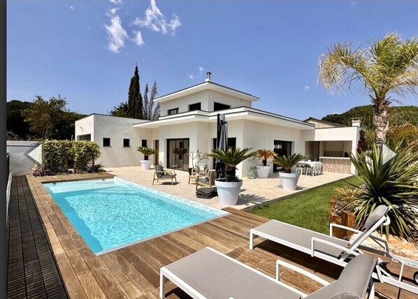 A heated pool - Villa Exceptionnelle Avec Piscine à Quelques pas de la Plage (Sérignan)