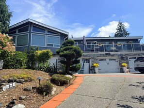 Exterior - Newer Fifties theme large 2 bdrm, hot tub and golf green! Entire ground floor. (Delta)