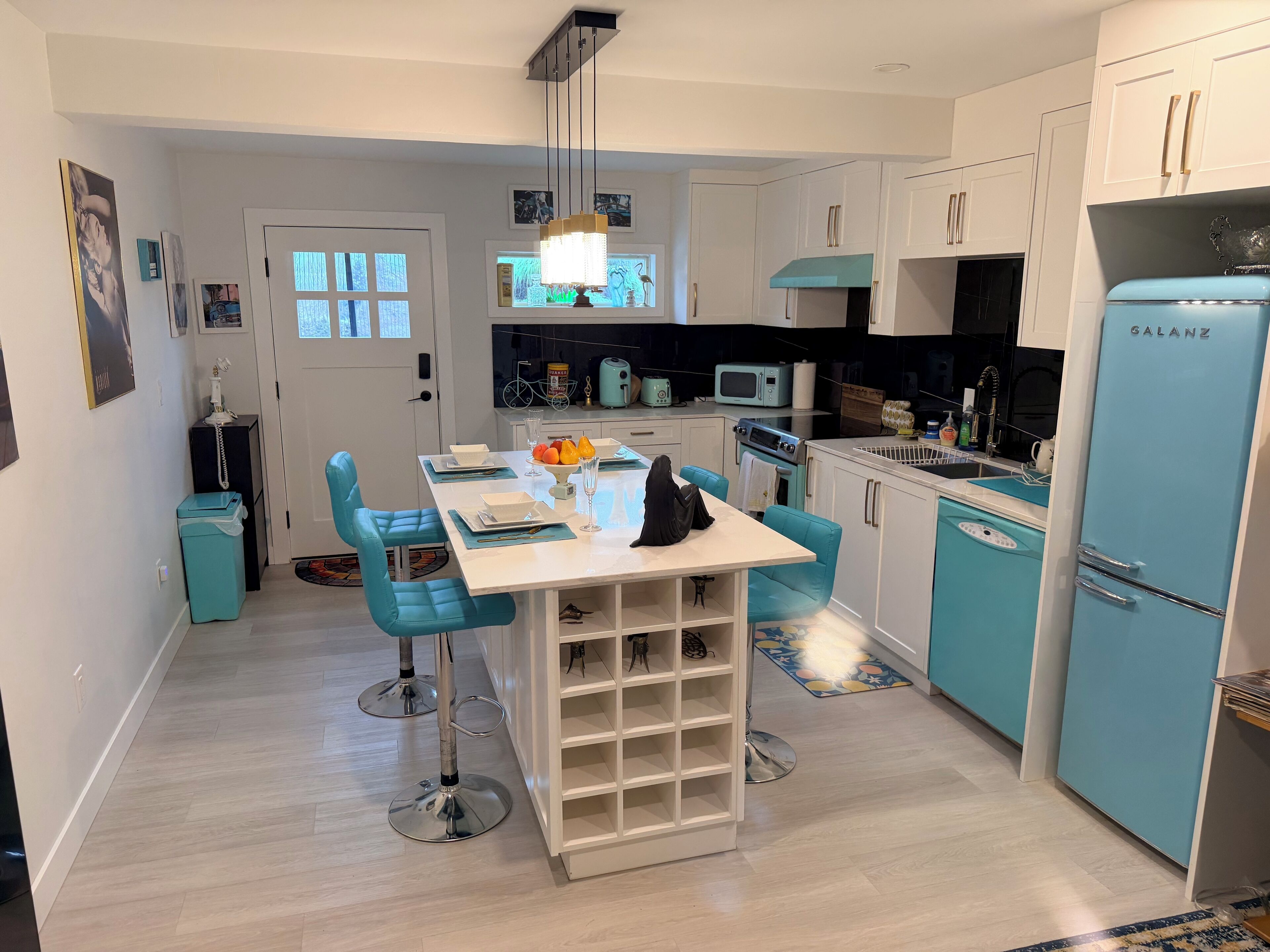 Frigorifero, microonde, forno, piano cottura