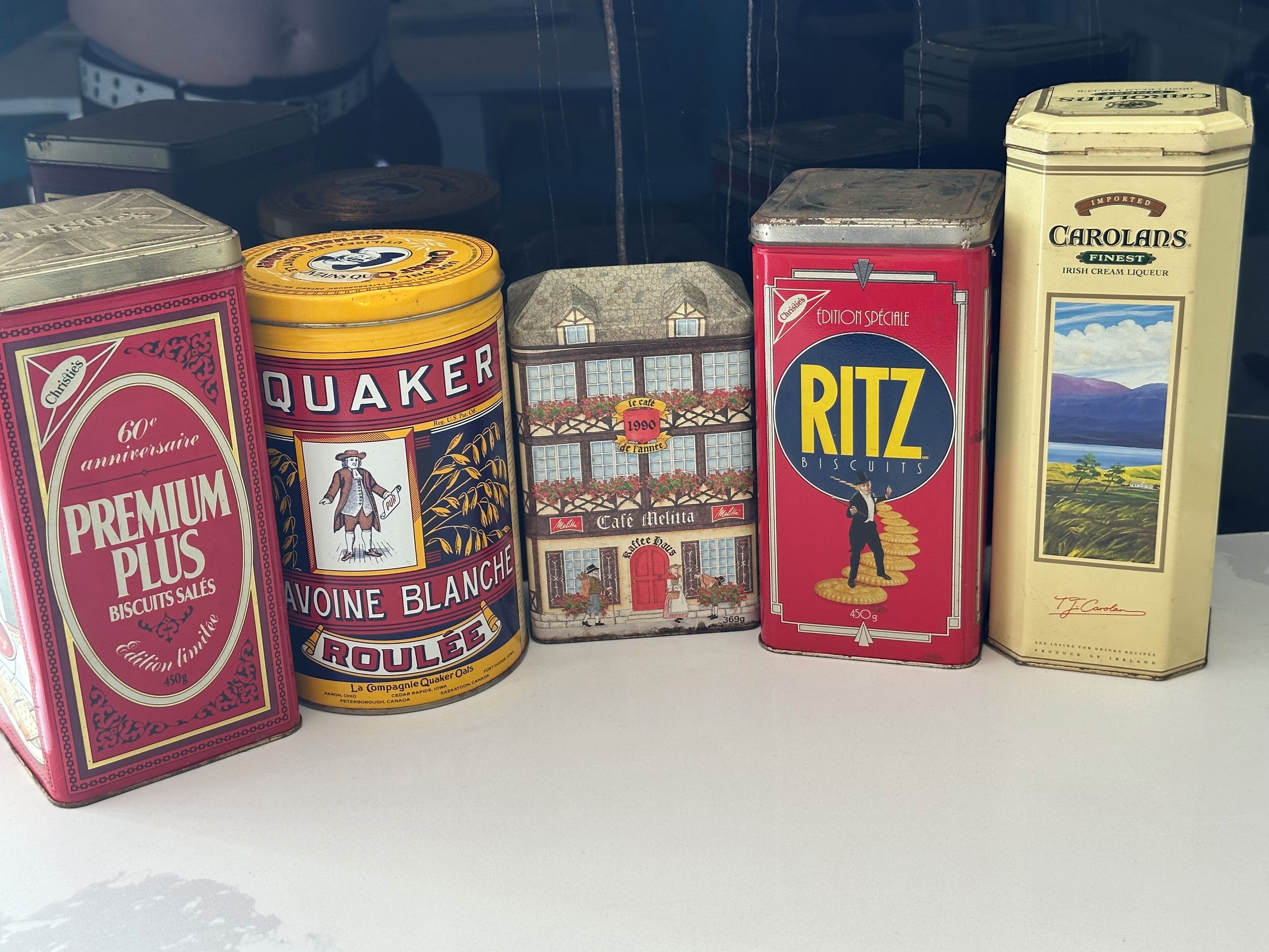 Une collection de boîtes à biscuits anciennes.