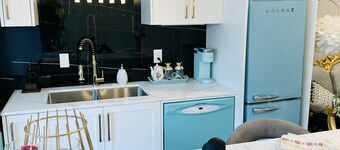 Newer Fifties theme large 2 bdrm, hot tub and golf green! Entire ground floor.