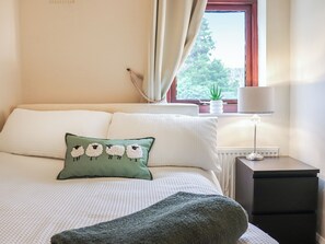 3 bedrooms, free WiFi, bed sheets - 3 bedroom accommodation in Llanberis, near Caernarfon (Llanberis, near Caernarfon)