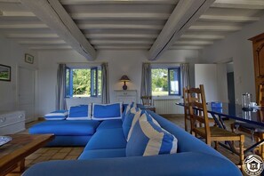 Télévision, cheminée, baby-foot