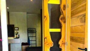 Une chambre avec un lit, un bureau et une chaise.