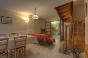 Dining - Gîte Agréable, Situé au Pied des Monts du Bugey. De Nombreuses Possibilités de Promenades et de Visi (AMBRONAY)