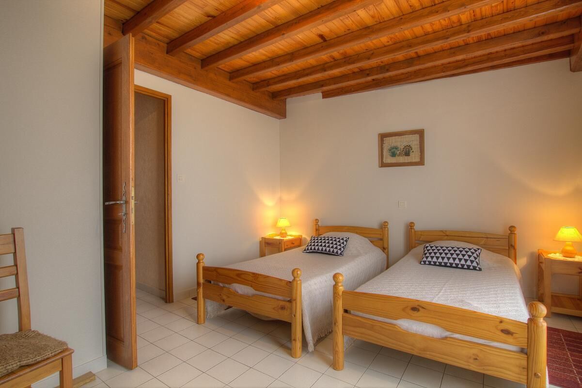 2 bedrooms, iron/ironing board, bed sheets