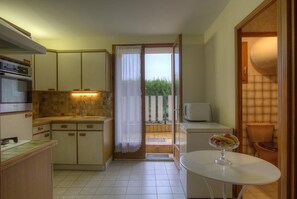 Microwave, oven, coffee/tea maker, toaster - Gîte Agréable, Situé au Pied des Monts du Bugey. De Nombreuses Possibilités de Promenades et de Visi (AMBRONAY)