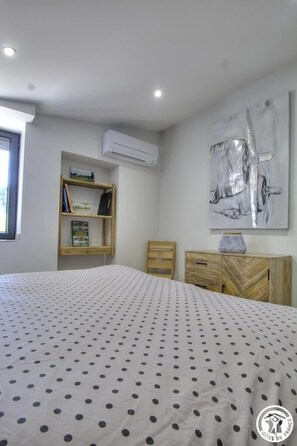 2 slaapkamers, een strijkplank/strijkijzer, gratis wifi, beddengoed