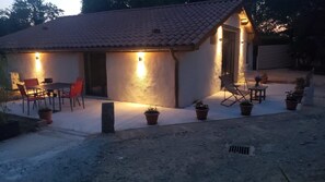 Il s’agit d’un bâtiment doté d’un toit en tuiles et d’un patio couvert. On y trouve des espaces aménagés pour s’asseoir à l’extérieur, ainsi que des plantes en pot.