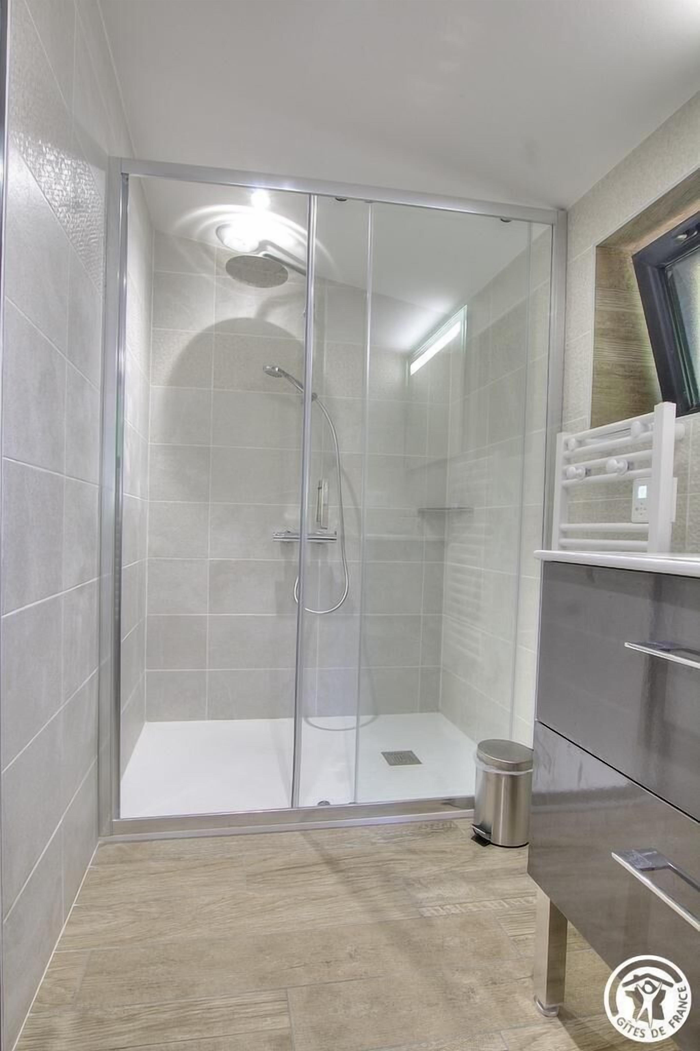 Een douche, een haardroger, handdoeken
