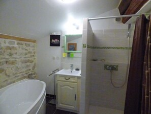 Dusj, hårføner og håndklær