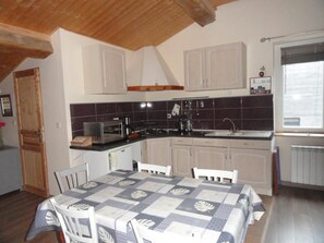 Microwave, highchair - L'orchidée Sauvage - Bohas-meyriat-rignat (BOHAS-MEYRIAT-RIGNAT)