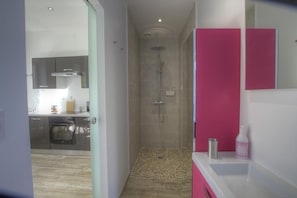 Douche, serviettes fournies
