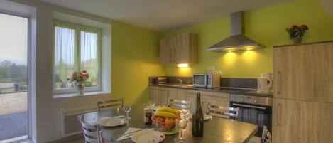 Microwave, oven, dishwasher, coffee/tea maker