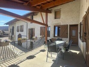 Outdoor dining - Le Perroux - Bohas-meyriat-rignat (BOHAS-MEYRIAT-RIGNAT)