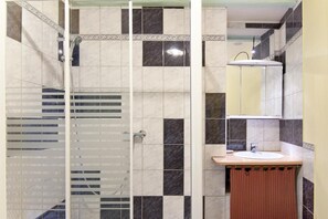 Shower, hair dryer - Le Tilleul - Courmangoux (COURMANGOUX)