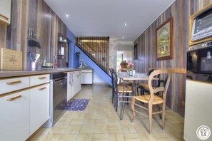 Microwave, oven, dishwasher, coffee/tea maker