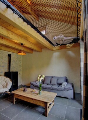 Ein gemütliches Zimmer mit einer Couch, einem Holztisch und einem Kamin.