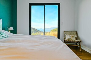 5 bedrooms, in-room safe, free WiFi, bed sheets - VILLA CATALINA-5 bedrooms, swimming pool, panoramic view of the Gulf of Ajaccio and the sea (COTI CHIAVARI)