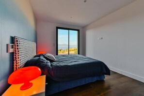 5 bedrooms, in-room safe, free WiFi, bed sheets