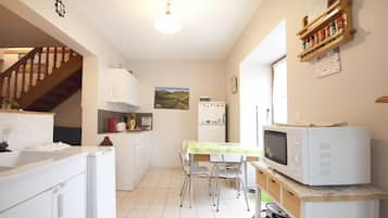 Mikroaaltouuni, uuni, kahvin-/teenkeitin, leivänpaahdin