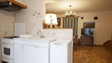 Mikroaaltouuni, uuni, kahvin-/teenkeitin, leivänpaahdin