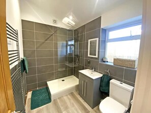 Shower, hair dryer, towels, soap - Beautiful Garden Flat; 5 mins from Beach, BIC, Centre (Bournemouth)