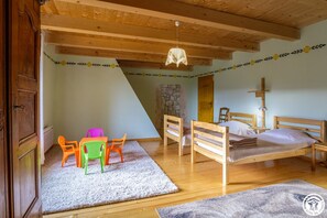 4 quartos, ferros/tábuas de passar roupa, Wi-Fi de cortesia