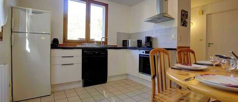 Mikrowelle, Ofen, Geschirrspüler, Wasserkocher mit Kaffee-/Teezubehör