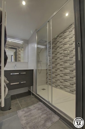 Dusche, Haartrockner, Handtücher