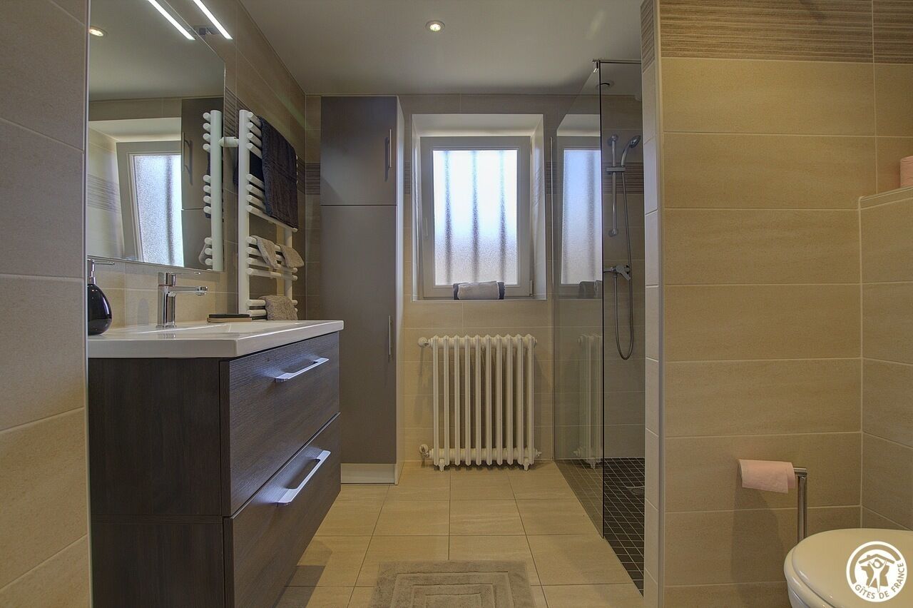 Een douche, een haardroger, handdoeken