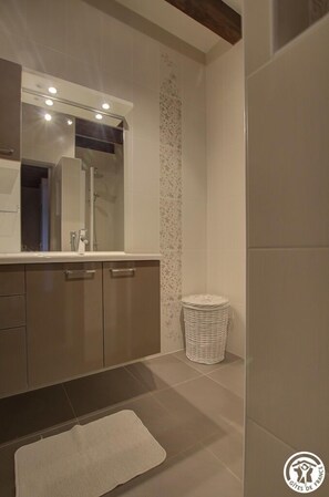 Dusche, Haartrockner, HandtĂŒcher