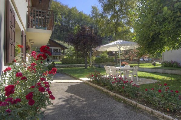 Outdoor dining - Sous les Moulins - Chezery-forens (CHEZERY-FORENS)
