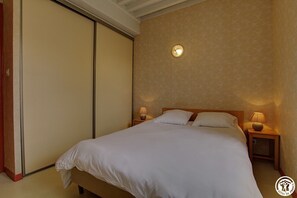 1 chambre, fer et planche à repasser, draps fournis