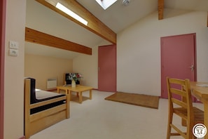 2 bedrooms, iron/ironing board, bed sheets