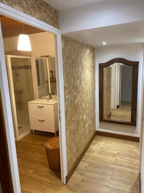 Shower, hair dryer, towels - Maison Joly - Hautecourt Romaneche (HAUTECOURT ROMANECHE)