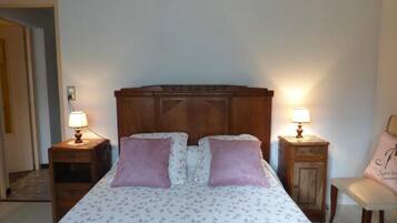 1 chambre, fer et planche à repasser, draps fournis