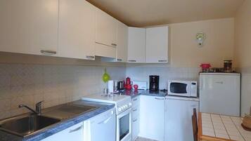 Microwave, oven, dishwasher, coffee/tea maker