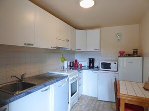 Microwave, oven, dishwasher, coffee/tea maker