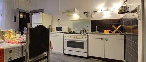 Microwave, oven, dishwasher, coffee/tea maker