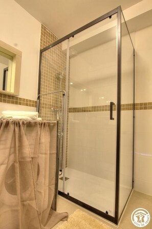 Shower, hair dryer, towels - Gîtes du Lac - La Charmette (MAGNIEU)