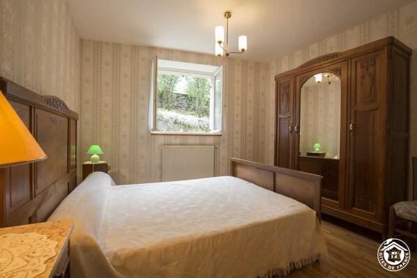 4 chambres, fer et planche à repasser