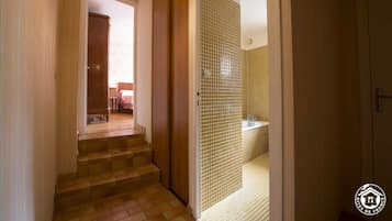 4 chambres, fer et planche Ă repasser