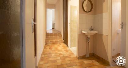 Situé au bord de la riviÚre d'Ain qui se transforme au fil des crues. C'est, entre autre pour cela,